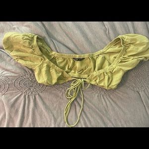 Cropped tie in the front top